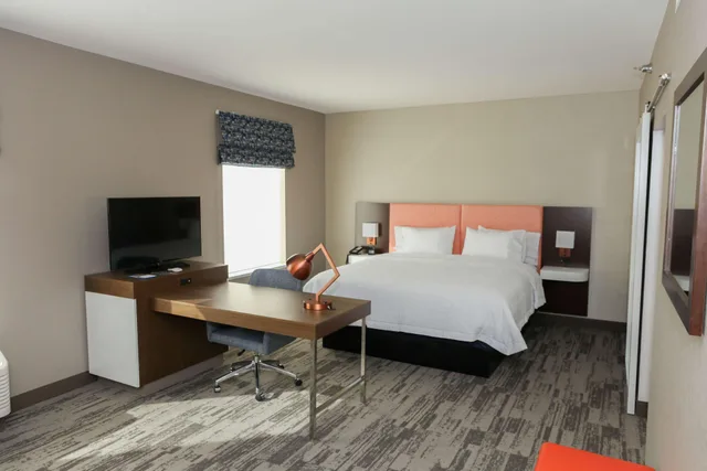 غرفة بسرير كينج، Hampton Inn and Suites Lafayette Medical Center CO 2/4