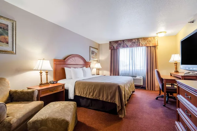 جناح بسرير كينج، Quality Inn Alliance NE 3/6