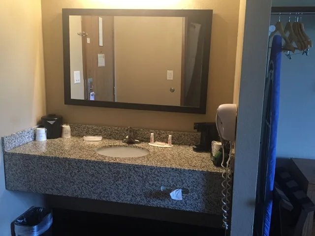 غرفة تنفيذية بسريرين كوين، Super 8 by Wyndham Louisville Airport 3/3