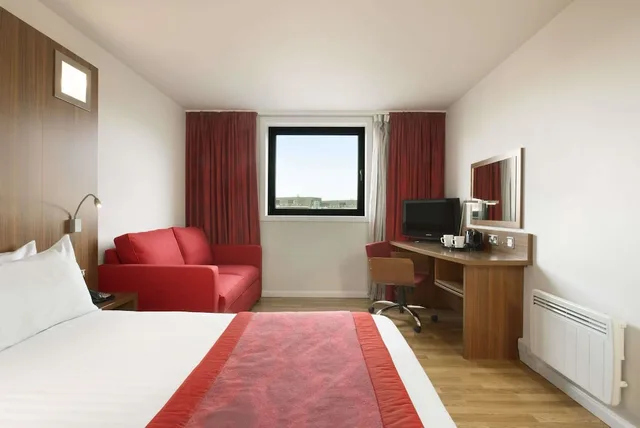 غرفة بسرير كينج، Ramada Encore by Wyndham Newcastle-Gateshead 1/2