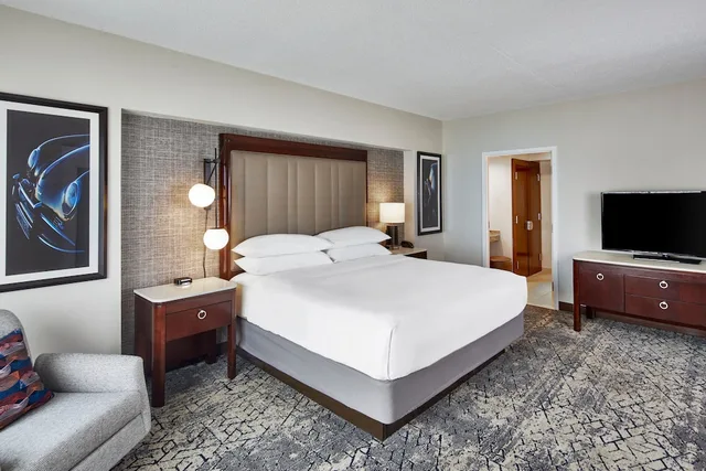 غرفة تقليدية بسرير كينج مع أريكة، Sheraton Indianapolis Hotel at Keystone Crossing 3/8