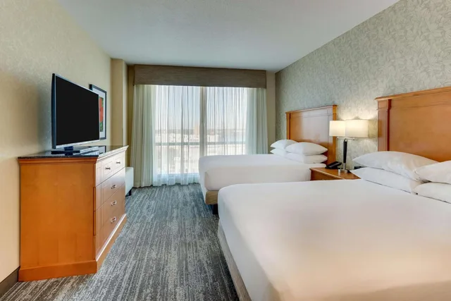 جناح بسرير كوين مع أريكة، Drury Inn & Suites Orlando 1/3