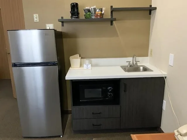 غرفة قياسية بسريرين كوين بمطبخ صغير، Studio6 Minot, ND 8/8