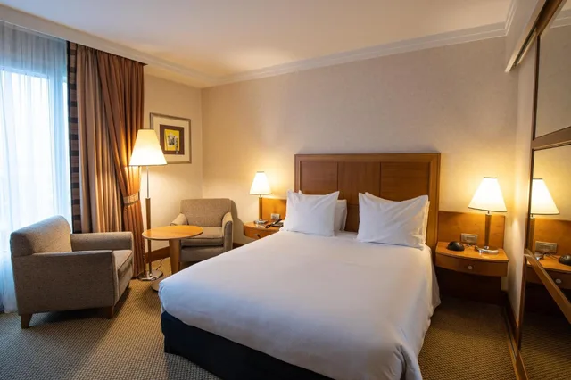 غرفة بريميوم بسرير كينج وسرير كوين، Crowne Plaza Brussels Airport 2/6