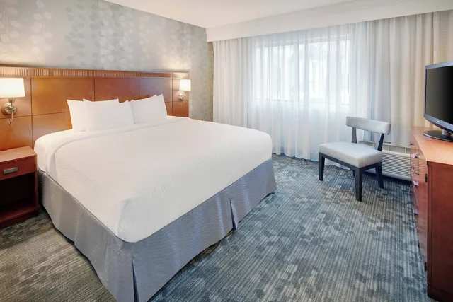 جناح بسرير كينج بغرفة نوم واحدة مع أريكة لذوي الإعاقة، Courtyard by Marriott Southfield 1/4