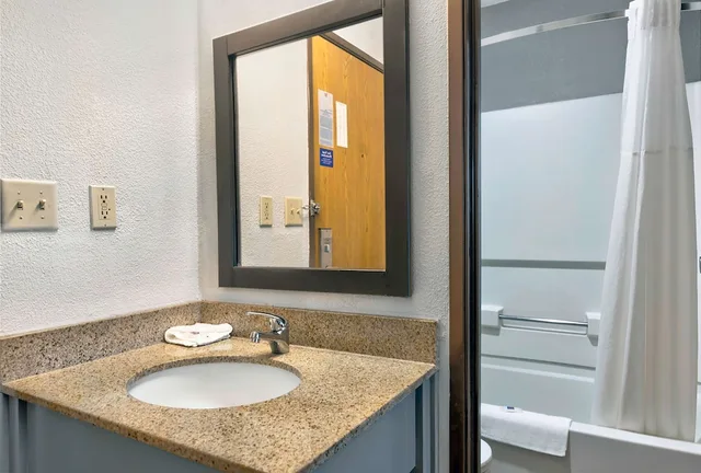 غرفة قياسية بسرير كوين، Motel6 Cedar Rapids, IA - Airport 4/4