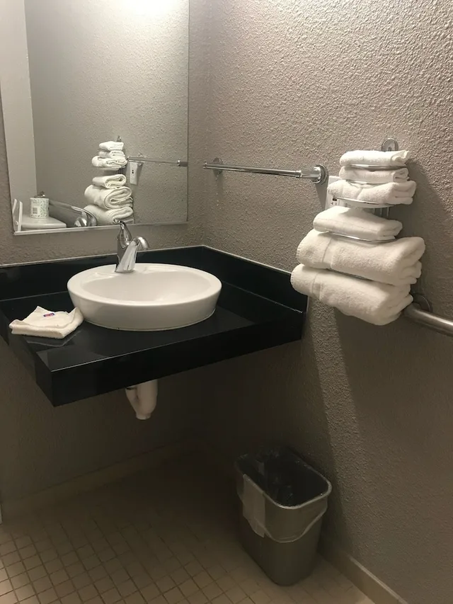 غرفة ديلوكس مفردة بسرير مزدوج لذوي الإعاقة، Motel6 Fort Wayne, IN 9/10