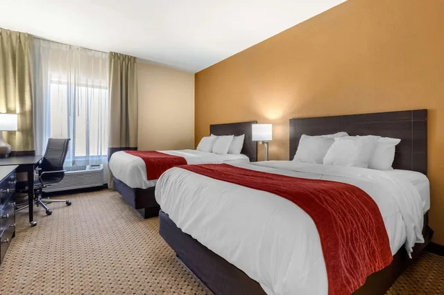 2 Queen Beds Suite with 2 Person Sofa Sleeper، Comfort Inn & Suites Kenosha-Pleasant Prairie 1/5