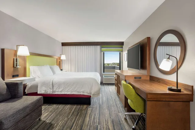 Study, King Bed, Sofa، Hampton Inn Milwaukee/Brookfield 3/5
