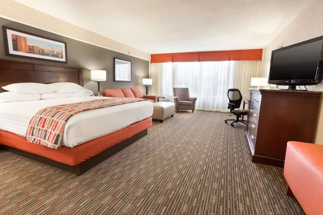 غرفة ديلوكس بسرير كينج مع أريكة، Drury Inn and Suites St Louis Airport 3/6