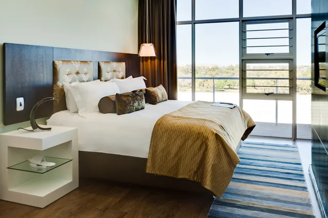 جناح بسرير كينج، The Oasis Hotel 1/1