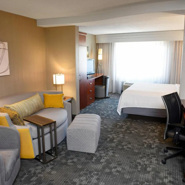 غرفة كبيرة بسرير كينج مع أريكة، Courtyard By Marriott Sioux Falls 3/6