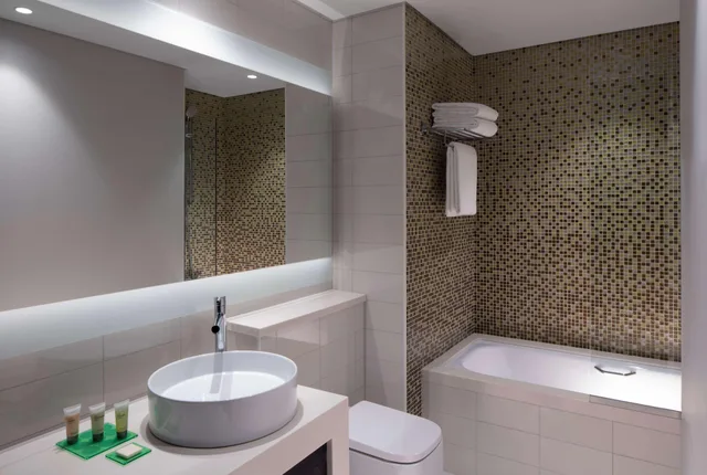غرفة بسريرين منفصلين بإطلالة على المسبح، Hyatt Place Dubai Jumeirah 2/2