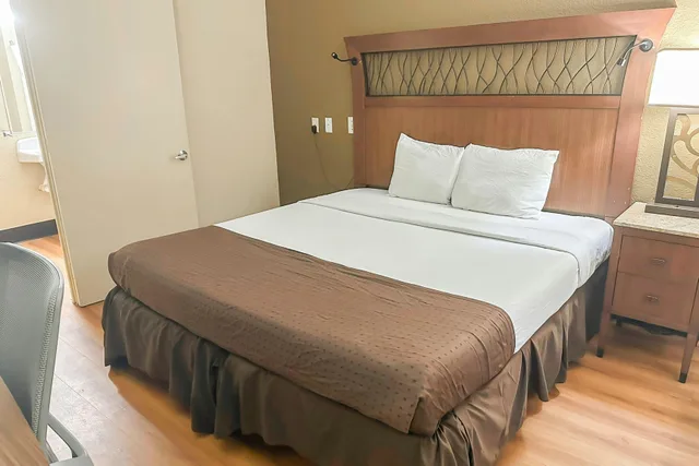 غرفة بسرير كينج للمدخنين، OYO Hotel Mobile AL I-65 at Airport Blvd 2/7
