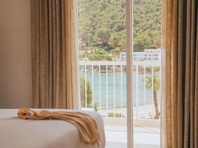 Platinum, Suite, King Bed, Sea Front, Sofa، Hyde Ibiza 1/3