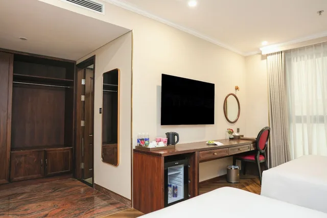 غرفة ديلوكس بسريرين منفصلين بحوض استحمام، Golden Lotus Luxury Hotel Da Nang 7/8