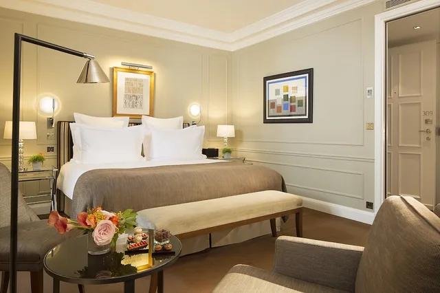 Deluxe, King Bed, Le Burgundy Paris 8/10