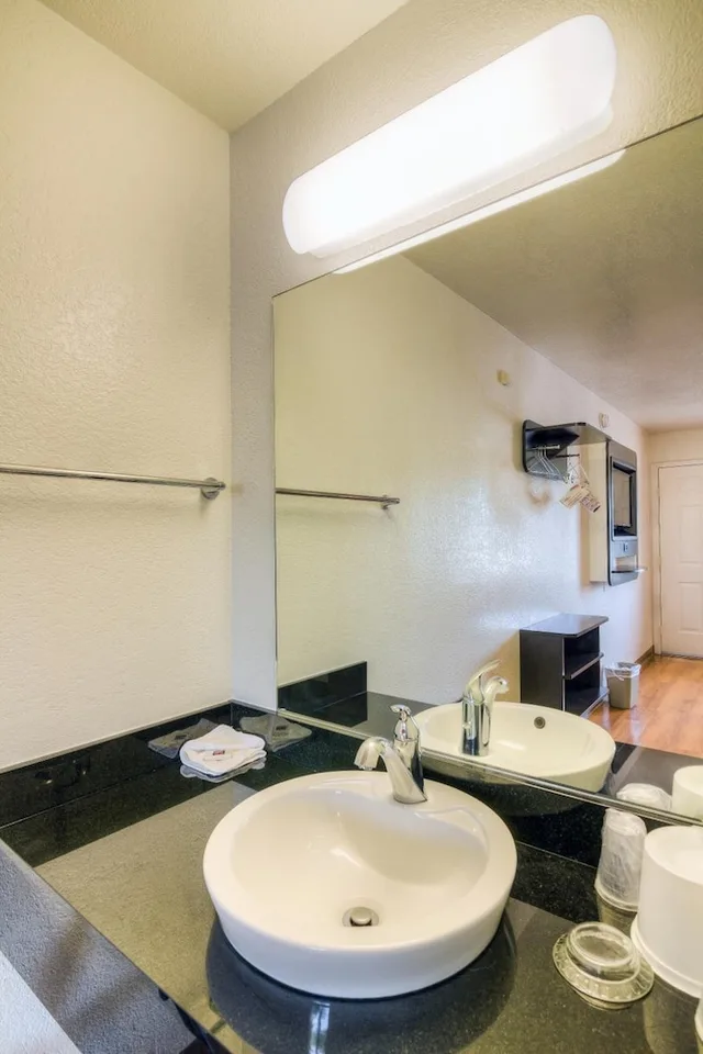 جناح بسرير كوين، Motel6 Simi Valley, CA 8/9
