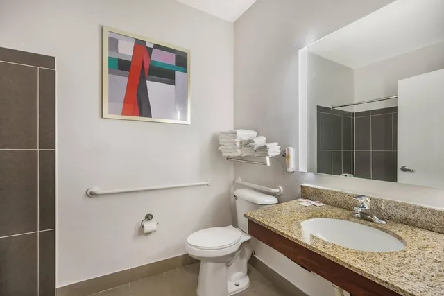 Suite, Accessible, Comfort Suites Omaha Northwest 6/8