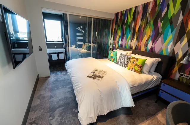 غرفة بسرير كينج لذوي الإعاقة، Village Hotel Southampton Eastleigh 2/3