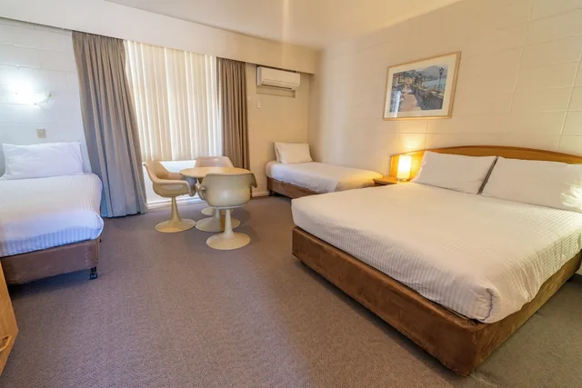 غرفة عائلية بسرير كوين وسريرين منفصلين، Hospitality Inn Geraldton SureStay Collection by Best Western 1/8