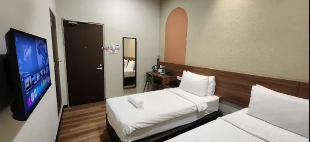 Connecting, King and Twin Beds, No Window, The Square Hotel 1/1