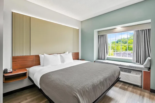 جناح بسرير كينج مع أريكة، Quality Inn & Suites Washington PA 1/5