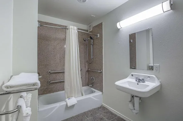 غرفة بسريرين كوين بمطبخ لذوي الإعاقة، Motel6 Pasadena, TX 4/5