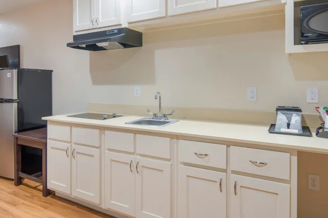 غرفة بريميوم بسريرين مزدوجين بمطبخ، Red Roof Inn Plus+ Fort Worth - Burleson 4/4