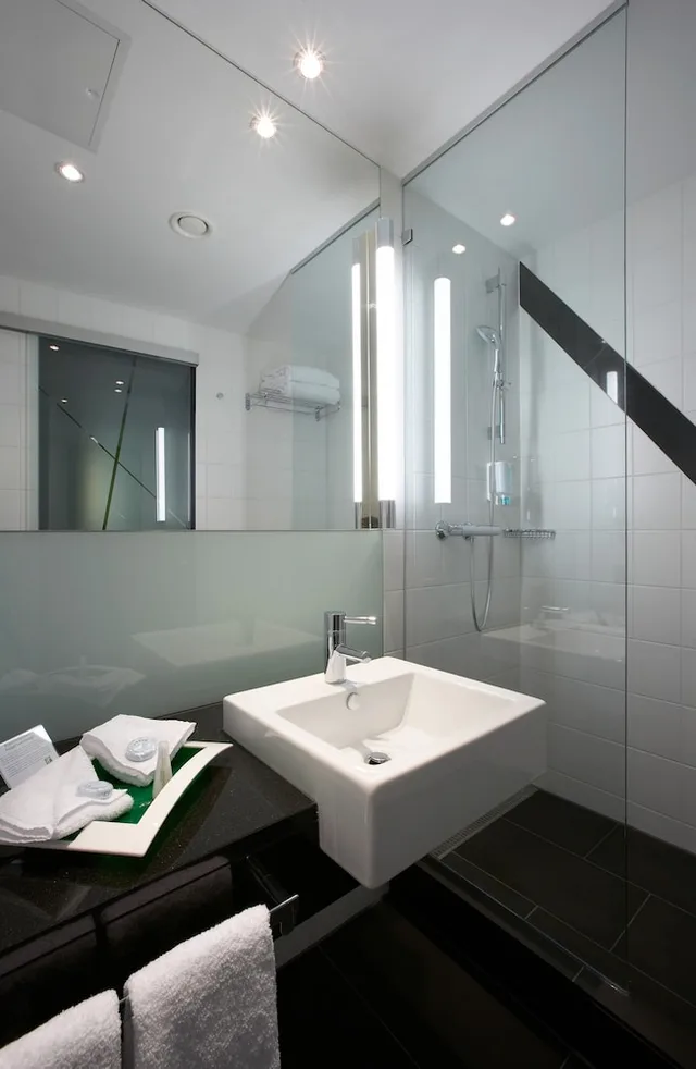 غرفة بريميوم ركنية بسرير كينج، Holiday Inn Zurich Messe 5/5