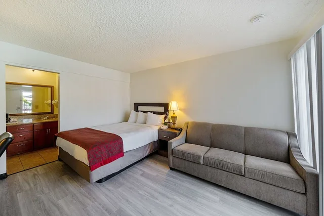 غرفة قياسية بسرير كوين مع أريكة، MC Pacific Inn & Suites 1/1