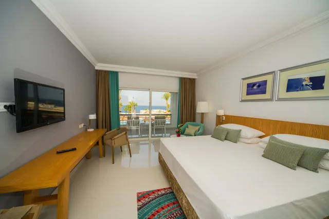 جناح بريميوم بسرير كينج بإطلالة على الحديقة بغرفة نوم واحدة، Renaissance Sharm El Sheikh Golden View Beach Resort 1/7