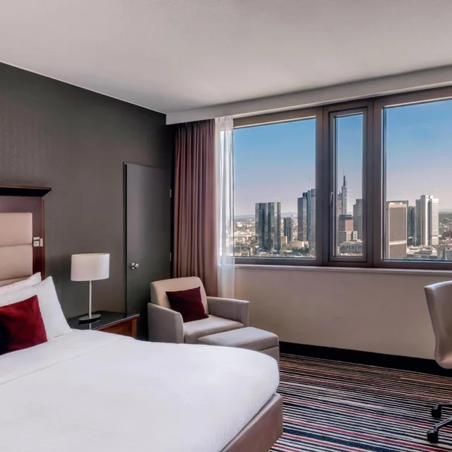 Guest Room, King Bed, Skyline View, High Floor، Frankfurt Marriott Hotel 1/4