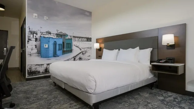 غرفة بسرير كينج بإطلالة على الفناء، La Quinta Inn & Suites by Wyndham Santa Cruz 1/6