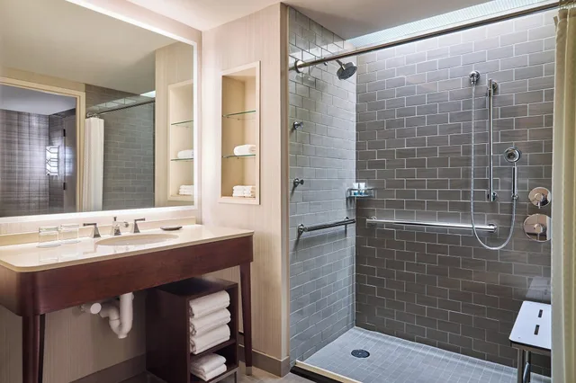 غرفة بسريرين مزدوجين، Westin Chicago River North 8/8