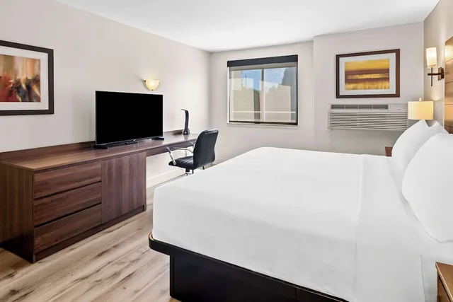 جناح شهر العسل بسرير كينج مع أريكة بحوض جاكوزي، Best Western Maple Ridge Hotel 3/6