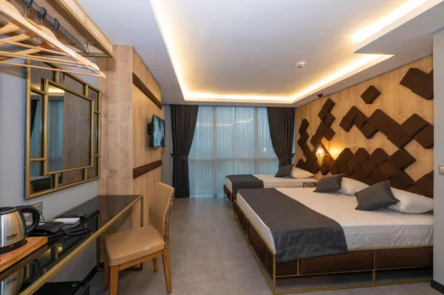 غرفة ديلوكس ثلاثية بسرير كوين، Fly And Stay Airport Hotel 1/2