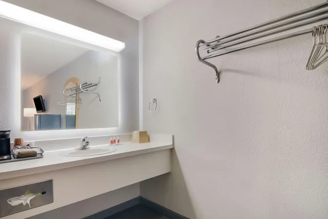 غرفة قياسية بسرير كينج، Econo Lodge Branson Theater District 4/4