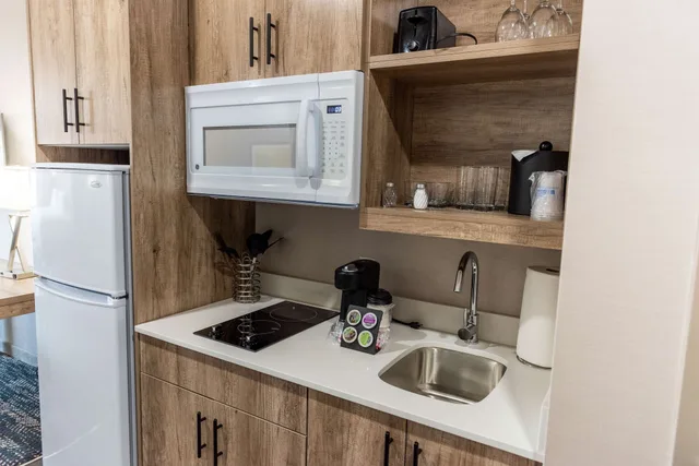 Executive, Suite, King Bed, Sofa, Kitchen, Large, Best Western Premier Executive Residency Medicine Hat 6/10