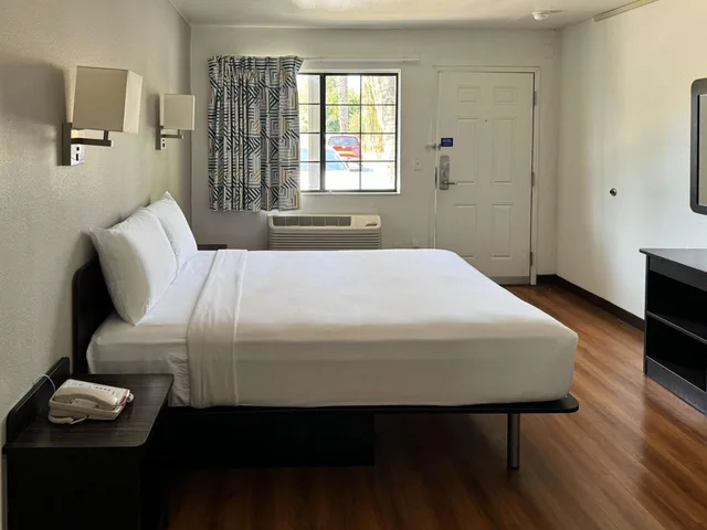 غرفة بسرير كوين، Motel6 Pomona, CA - Los Angeles 8/10