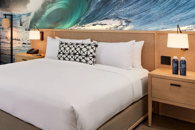 غرفة بسرير كينج بإطلالة جزئية على البحر مع أريكة، The Ritz-Carlton O ahu, Turtle Bay 1/3