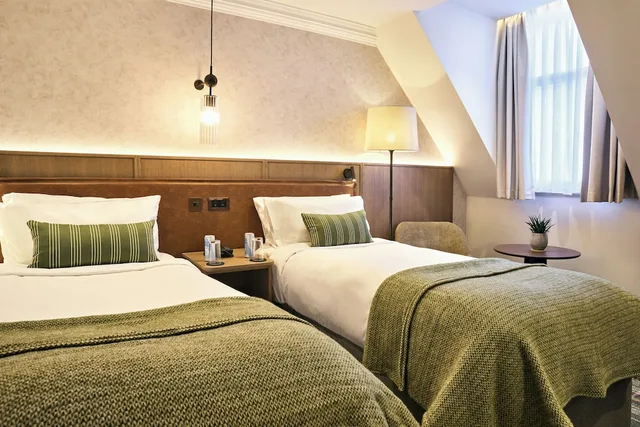Renovated, Superior, Twin Beds، Radisson Blu Hotel, London Tottenham Court Road 3/9