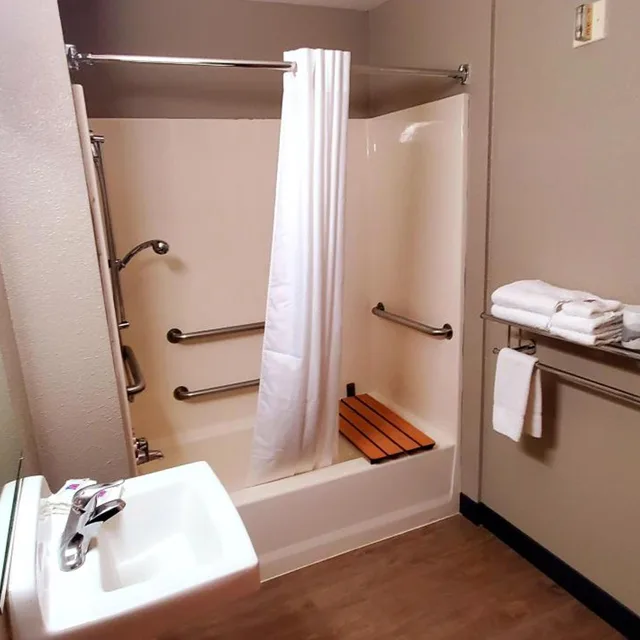 1 Queen Bed - Micfridge, Smoking، Motel6 Palmdale, CA 10/10