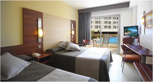 غرفة بريميوم رباعية، AQUA Hotel Aquamarina & Spa 2/3