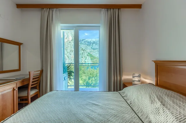 غرفة بسرير كوين بإطلالة على النهر بشرفة، Hotel Villa Dvor 2/4