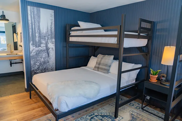 Catwalk, 2 Queen and Twin Beds، Gravity Haus Winter Park 2/5