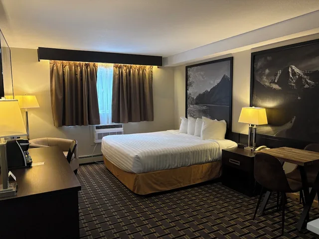 غرفة بسرير كينج بمطبخ صغير، Super 8 by Wyndham Valemount 2/3