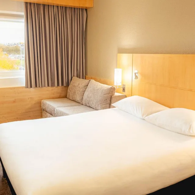 غرفة كلاسيكية عائلية بسرير مزدوج مع أريكة، Ibis London Luton Airport 2/7