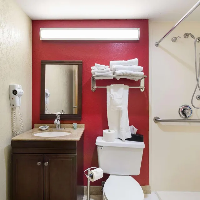 غرفة بسرير كوين بحوض استحمام لذوي الإعاقة، Best Western Braddock Inn 6/6