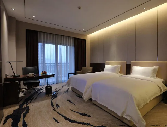 غرفة تنفيذية بسريرين منفصلين بإطلالة على البحيرة للمدخنين، Ramada by Wyndham Huizhou South 1/3